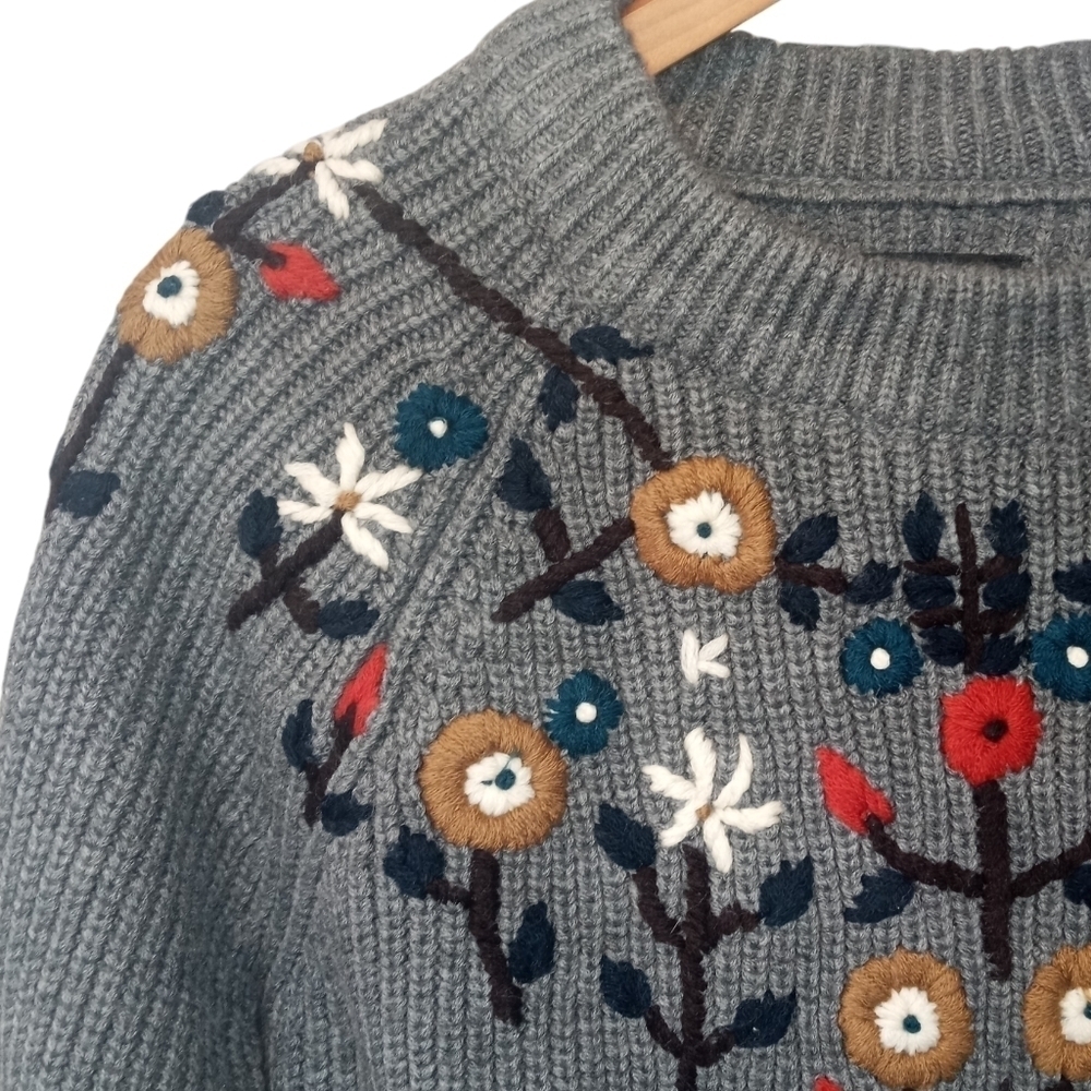 Zara Embroidered Handknit Floral Chunky Knit Sweater Gray Size Medium - Picture 3 of 12